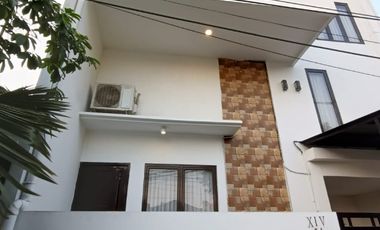 Dijual rumah baru design modern full furnished siap huni di mampang