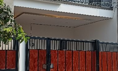 Rumah cantik 2 lantai perumahan Wiguna tengah