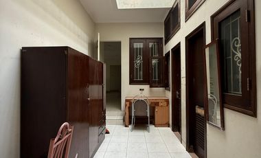 Disewa Rumah besar 7 kamar tidur Duri kepa (rumah di hoek)