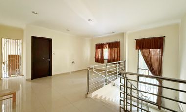 Disewa Rumah besar 7 kamar tidur Duri kepa (rumah di hoek)