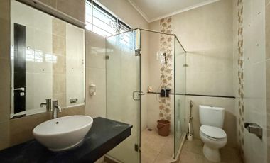 Disewa Rumah besar 7 kamar tidur Duri kepa (rumah di hoek)
