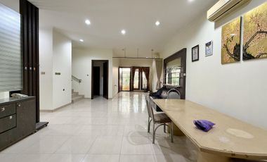 Disewa Rumah besar 7 kamar tidur Duri kepa (rumah di hoek)