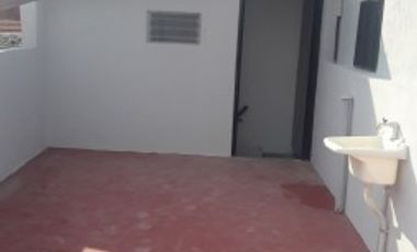 WILDE, AVELLANEDA. ALQUILER DE DPTO. TIPO CASA DE 3 AMBIENTES Y TERRAZA.