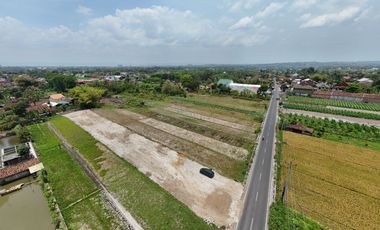 Rumah Godean, Tepi Jalan Utama