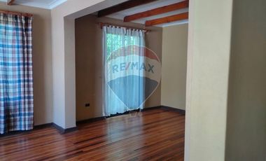 ENORME CASA A LA VENTA EN LA REINA