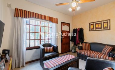 Venta triplex 5 ambientes con patio y cochera en Castelar.