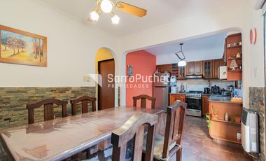 Venta triplex 5 ambientes con patio y cochera en Castelar.