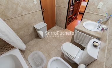 Venta triplex 5 ambientes con patio y cochera en Castelar.
