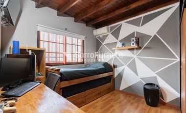 Venta triplex 5 ambientes con patio y cochera en Castelar.
