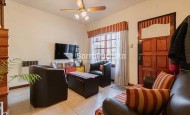 Venta triplex 5 ambientes con patio y cochera en Castelar.