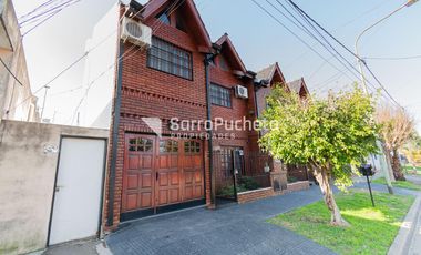 Venta triplex 5 ambientes con patio y cochera en Castelar.
