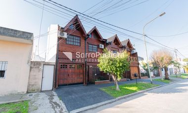 Venta triplex 5 ambientes con patio y cochera en Castelar.