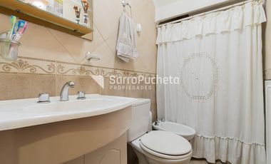 Venta triplex 5 ambientes con patio y cochera en Castelar.