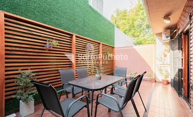 Venta triplex 5 ambientes con patio y cochera en Castelar.