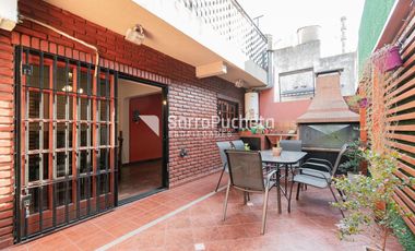 Venta triplex 5 ambientes con patio y cochera en Castelar.