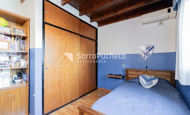 Venta triplex 5 ambientes con patio y cochera en Castelar.