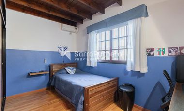 Venta triplex 5 ambientes con patio y cochera en Castelar.