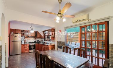 Venta triplex 5 ambientes con patio y cochera en Castelar.