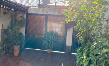 Casa de cinco ambientes con patio cerrado a la venta en Quilmes Oeste