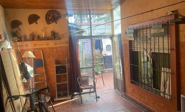 Casa de cinco ambientes con patio cerrado a la venta en Quilmes Oeste