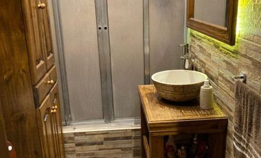 Casa de cinco ambientes con patio cerrado a la venta en Quilmes Oeste