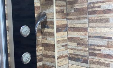 Casa de cinco ambientes con patio cerrado a la venta en Quilmes Oeste