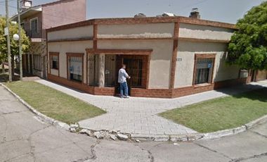 Casa de cinco ambientes con patio cerrado a la venta en Quilmes Oeste