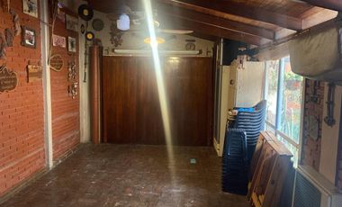 Casa de cinco ambientes con patio cerrado a la venta en Quilmes Oeste
