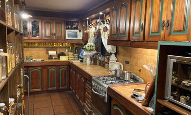 Casa de cinco ambientes con patio cerrado a la venta en Quilmes Oeste