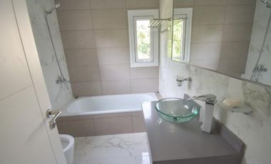 Casa en venta - 3 dormitorios 3 baños - 195mts2 - Guillermo E. Hudson, Berazategui