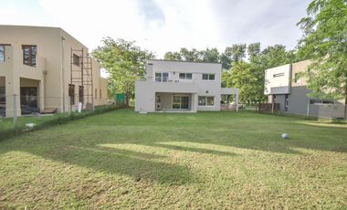 Casa en venta - 3 dormitorios 3 baños - 195mts2 - Guillermo E. Hudson, Berazategui