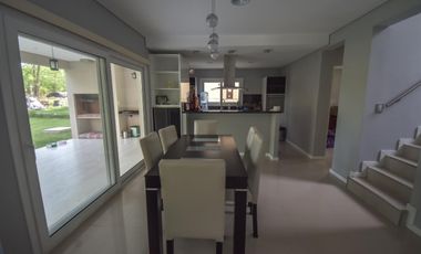 Casa en venta - 3 dormitorios 3 baños - 195mts2 - Guillermo E. Hudson, Berazategui