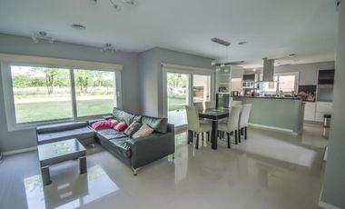 Casa en venta - 3 dormitorios 3 baños - 195mts2 - Guillermo E. Hudson, Berazategui