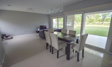 Casa en venta - 3 dormitorios 3 baños - 195mts2 - Guillermo E. Hudson, Berazategui