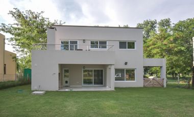 Casa en venta - 3 dormitorios 3 baños - 195mts2 - Guillermo E. Hudson, Berazategui