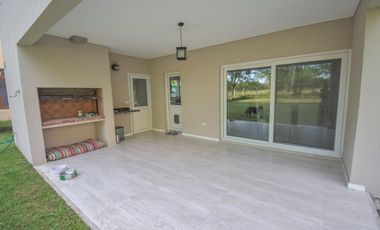 Casa en venta - 3 dormitorios 3 baños - 195mts2 - Guillermo E. Hudson, Berazategui