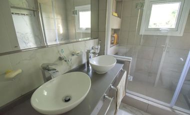 Casa en venta - 3 dormitorios 3 baños - 195mts2 - Guillermo E. Hudson, Berazategui