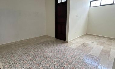 CASA CON PSICINA A 6 CUADRAS DEL CENTRO