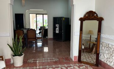CASA CON PSICINA A 6 CUADRAS DEL CENTRO