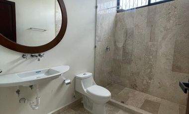CASA CON PSICINA A 6 CUADRAS DEL CENTRO