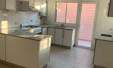 Casa en  alquiler tres dormitorios,  para septiembre, Urca, Zona norte