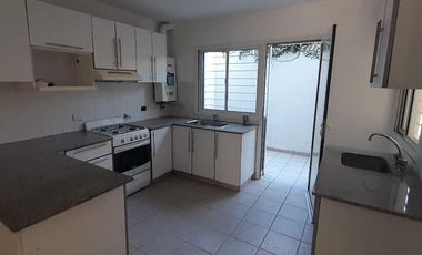 Casa en  alquiler tres dormitorios,  para septiembre, Urca, Zona norte
