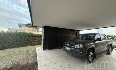 Hermosa Casa en Fincas  del Alba en dos plantas I POSIBLE PERMUTA I  APTO CREDITO