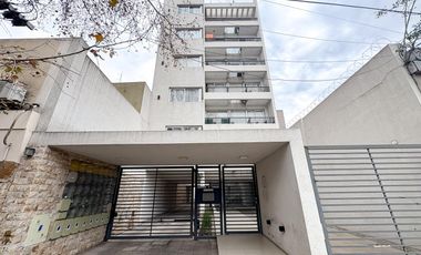 Alquiler departamento monoambiente con balcón en Morón.