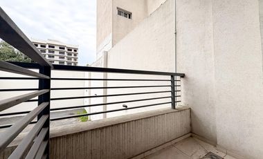 Alquiler departamento monoambiente con balcón en Morón.