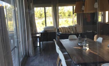 Casa amoblada en alquiler, barrio San Benito, lote al río