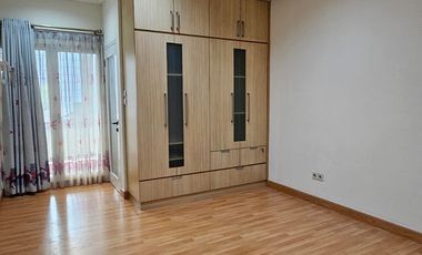 Rumah pik1 fully furnished dengan kolam renang pribadi