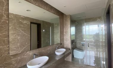 Hunian mewah dengan pemandangan lapangan golf & laut