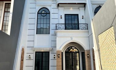 Rumah Modern American Classic kolam renang dalam townhouse