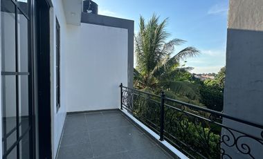 Rumah Modern American Classic kolam renang dalam townhouse